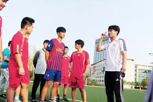 从职业球员到校园足球教练，卜芦笙的学院派足球路
