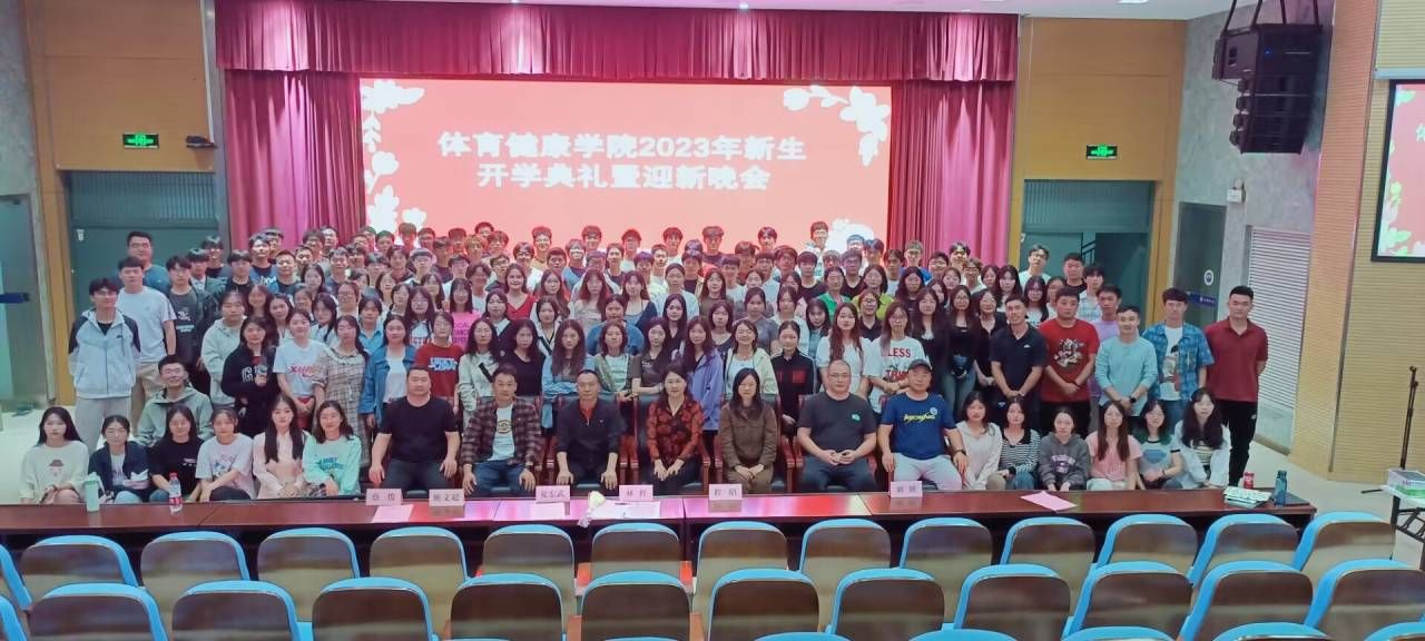 礼堂里有许多人描述已自动生成 礼堂里有许多人描述已自动生成