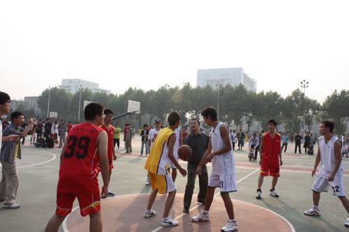 合肥工业大学化工学院副院长赵江为篮球赛开第一球